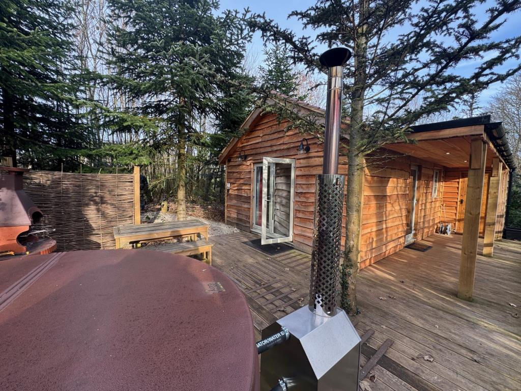 Lot: 43566 - COUNTRY ESTATE COMPRISING 5 BEDROOM MANOR HOUSE, WEDDING VENUE WITH 7 BEDROOM HOUSE, 6 ECO LODGES, 5 COTTAGES, 2 TENNIS COURTS, WORKSHOP AND ANCILLARY ACCOMMODATION - SET IN OVER 20 ACRES - Hedgehog Lodge